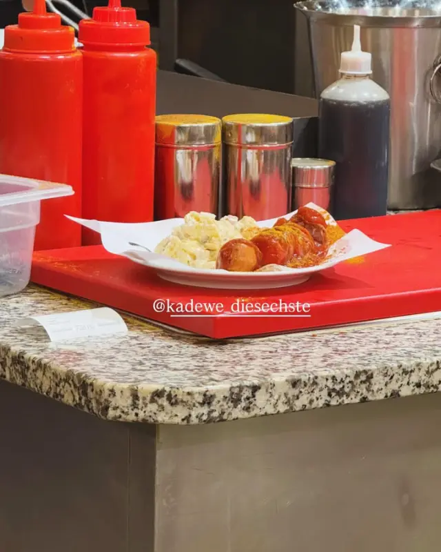 Currywurst frisch vom Grill bei Schniekewurst im KaDeWe